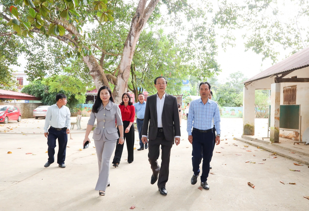 Bộ GD-ĐT thăm và hỗ trợ 4,35 tỉ đồng cho ngành giáo dục Lạng Sơn